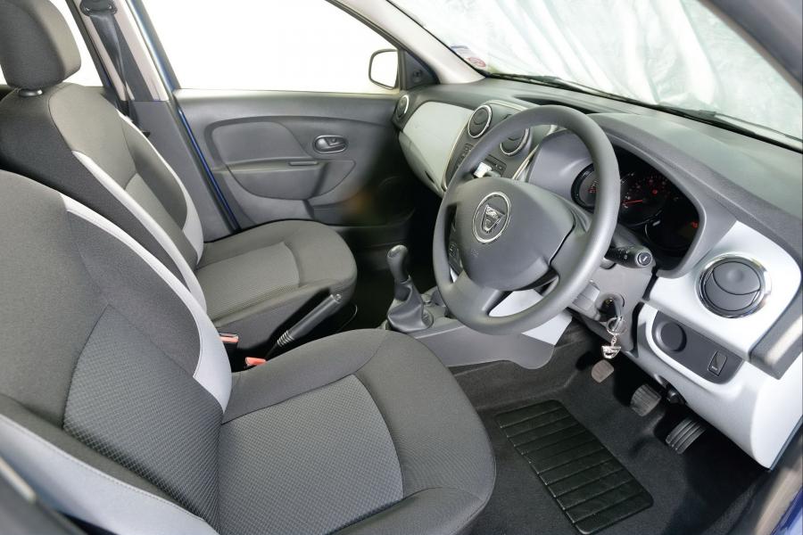 Интерьер Dacia Logan MCV 2013 года  (UK) (фото 19 из 20)